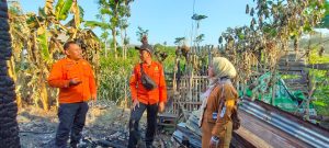 Wujud Kepedulian, Kelurahan Sutojayan Serahkan Bantuan Bagi Korban Terdampak Kebakaran Rumah di RT 02 RW 05